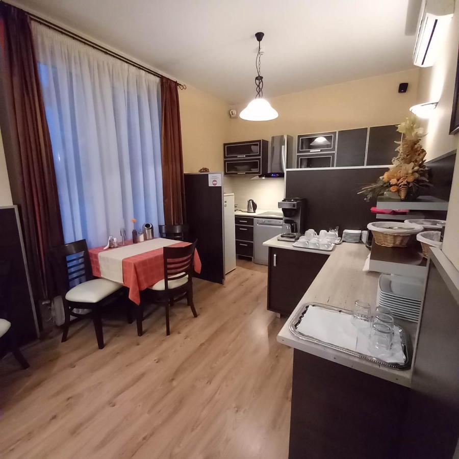 Kata Panzió Oroszlány Exterior foto