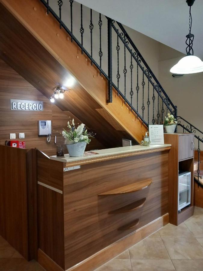 Kata Panzió Oroszlány Exterior foto