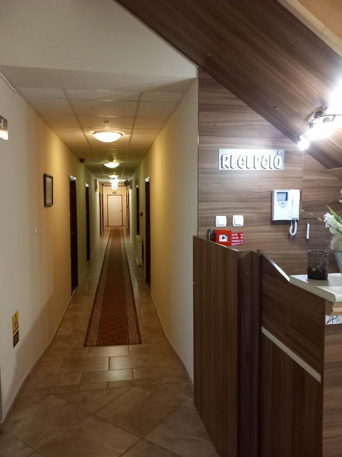 Kata Panzió Oroszlány Exterior foto