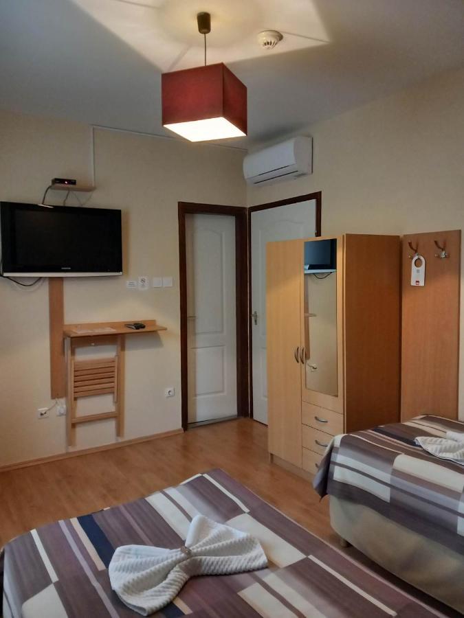 Kata Panzió Oroszlány Exterior foto