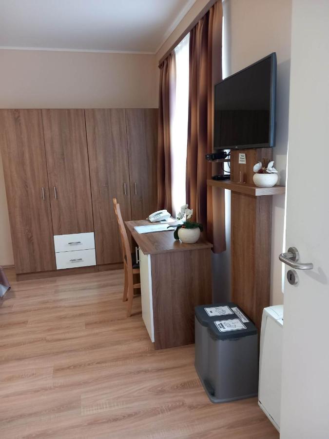 Kata Panzió Oroszlány Exterior foto