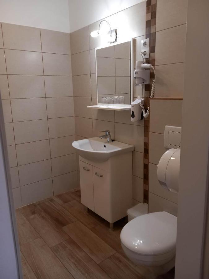 Kata Panzió Oroszlány Exterior foto