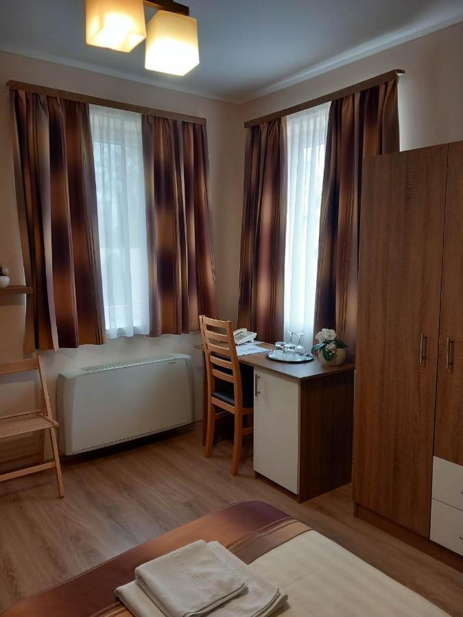 Kata Panzió Oroszlány Exterior foto