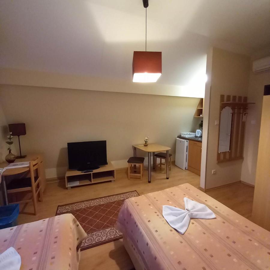 Kata Panzió Oroszlány Exterior foto