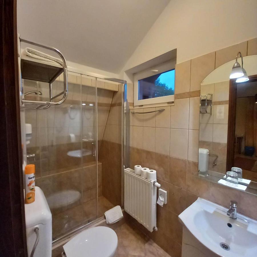 Kata Panzió Oroszlány Exterior foto